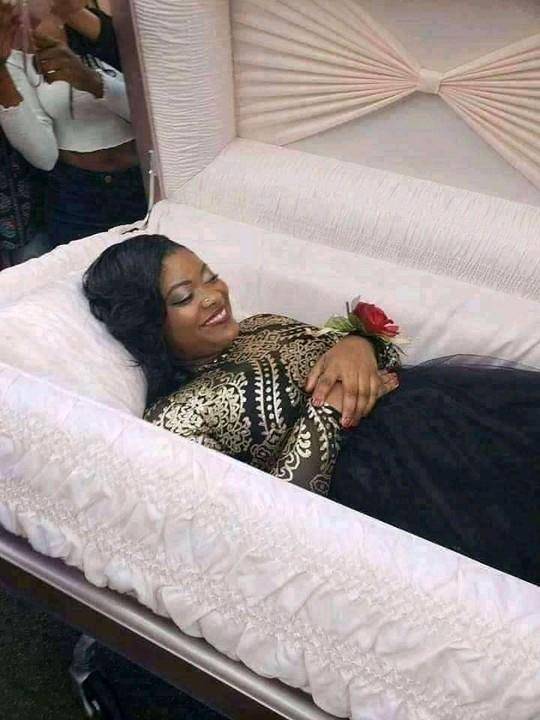Lady goes viral as she takes her pre-burial photos